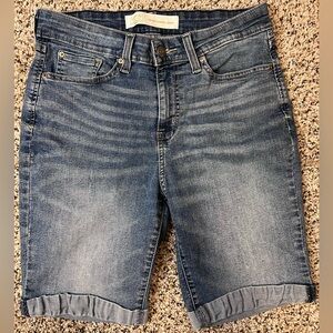 Women Levi’s mid rise Bermuda shorts